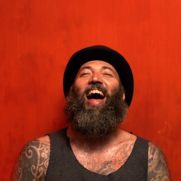 Acrobatici equilibri 02.00_01_59_17.Still003